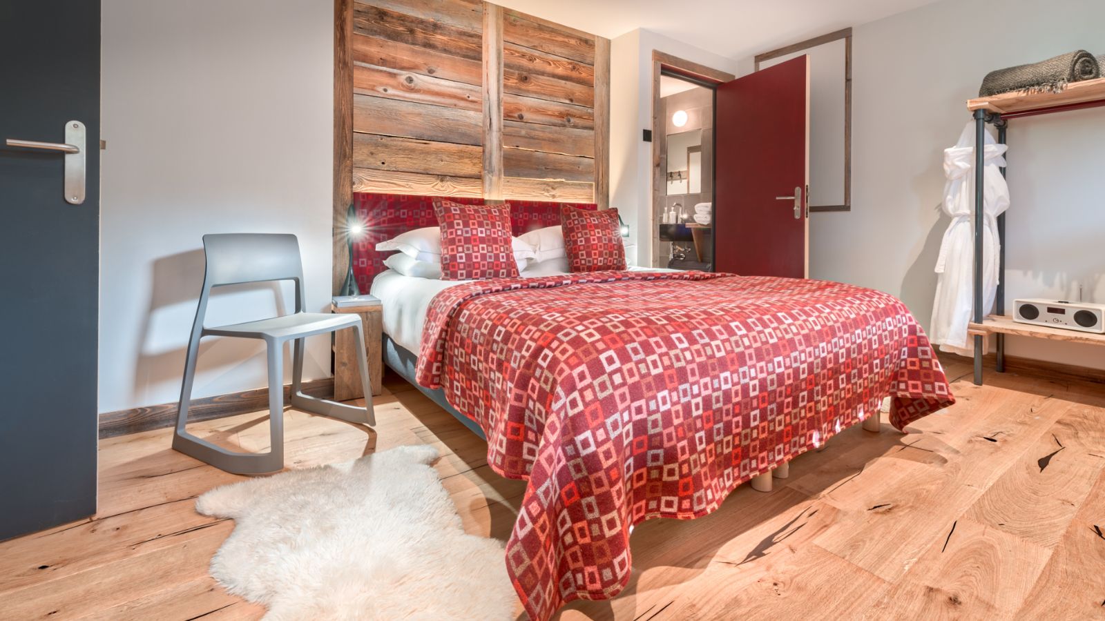 Luxury-Ski-Chalet-Morzine-Four-Twenty-L-ele-Oxford-Ski-Bedroom.jpg