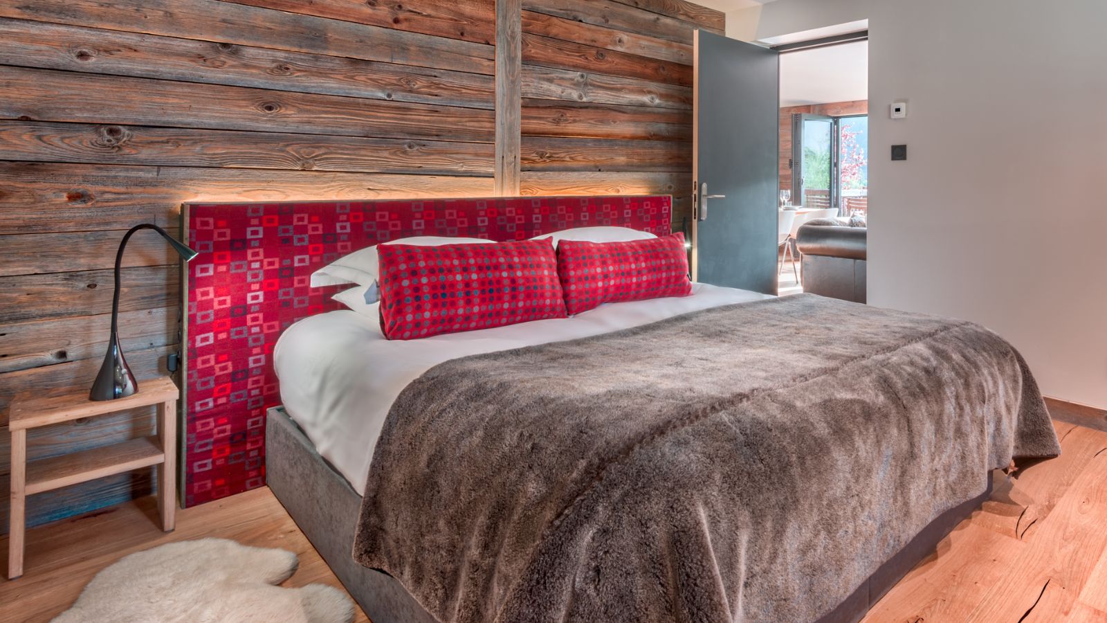 Luxury-Ski-Chalet-Morzine-Four-Twenty-L-ele-Oxford-Ski-Bedroom2.jpg