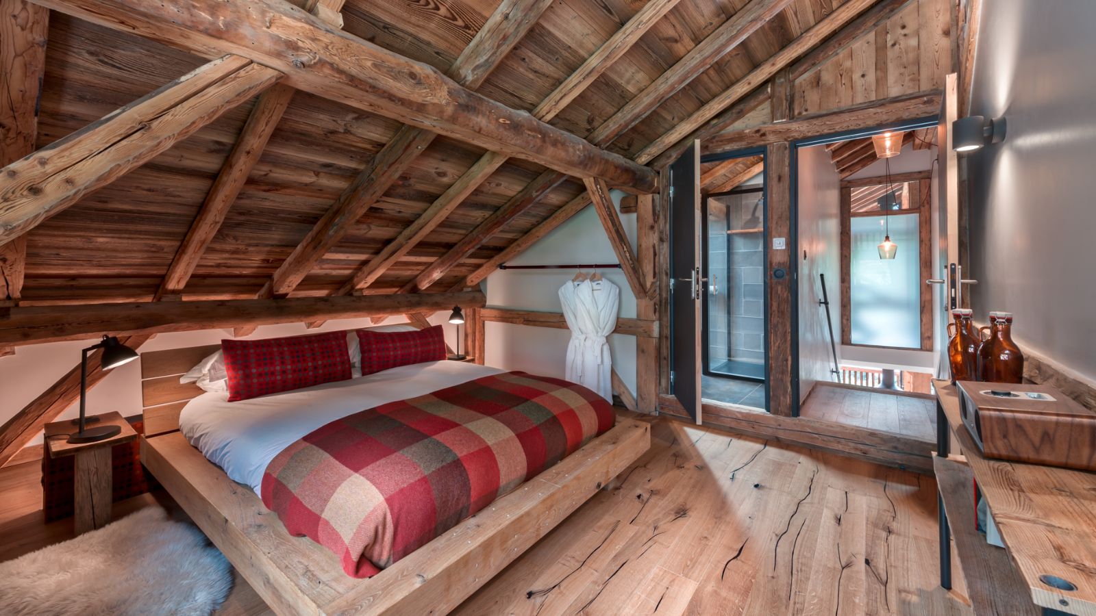Luxury-Ski-Chalet-Morzine-Four-Twenty-L-ele-Oxford-Ski-Bedroom3.jpg