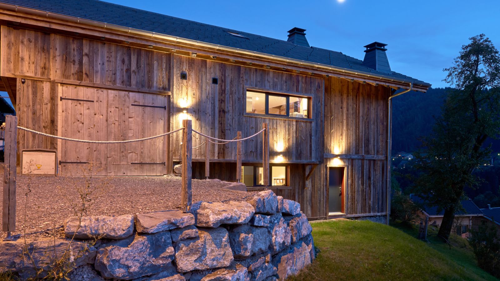 Luxury-Ski-Chalet-Morzine-Four-Twenty-L-ele-Oxford-Ski-Exterior.jpg