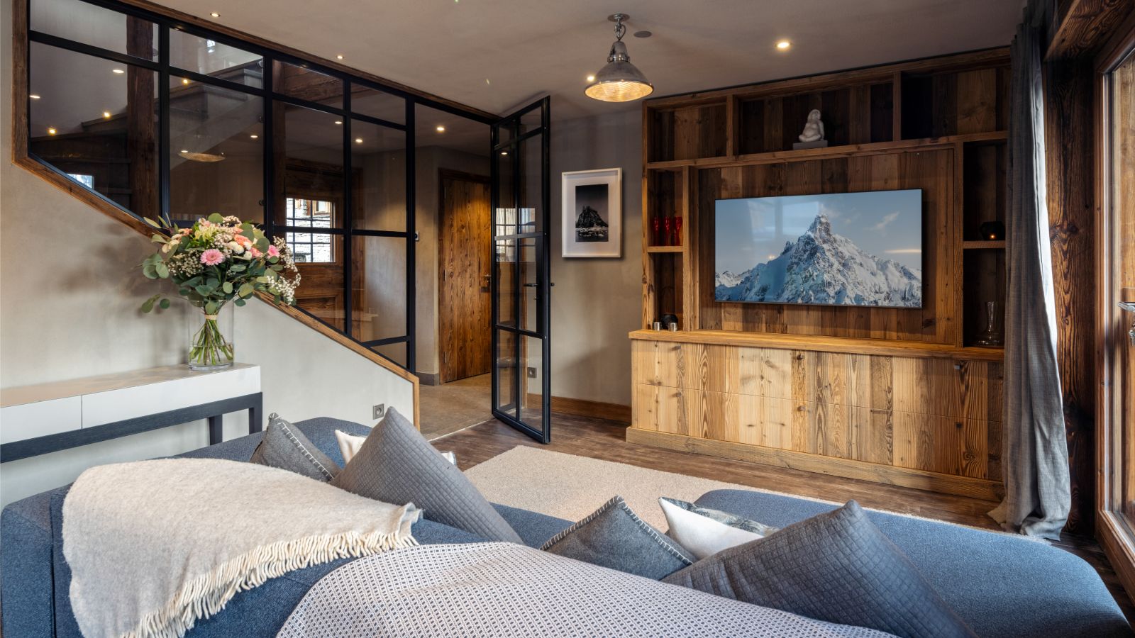 luxury-ski-chalets-courchevel-le-praz-dulcis casu-oxford-ski-cinema (2).jpg