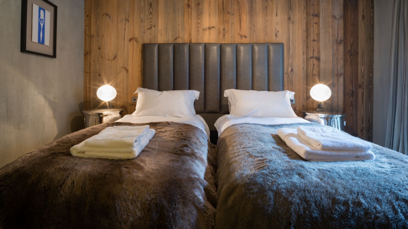 luxury-ski-chalets-courchevel-le-praz-dulcis casu-oxford-ski-bedroom2.jpg