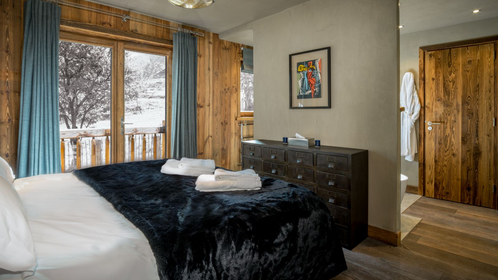 luxury-ski-chalets-courchevel-le-praz-dulcis casu-oxford-ski-bedroom1 (2).jpg
