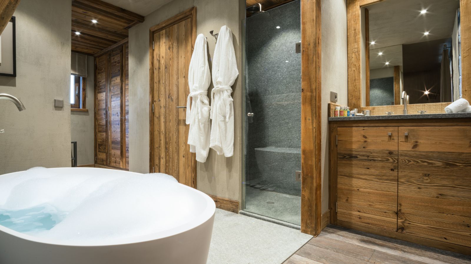 luxury-ski-chalets-courchevel-le-praz-dulcis casu-oxford-ski-bathroom (1).jpg