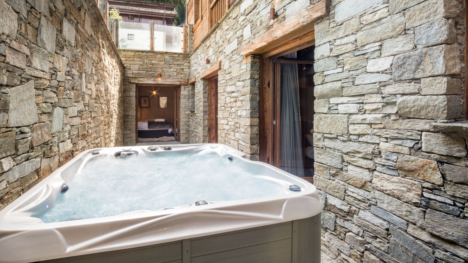 luxury-ski-chalets-courchevel-le-praz-dulcis casu-oxford-ski-hot-tub.jpg