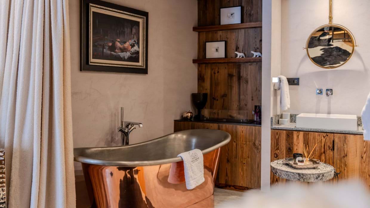 Luxury-Ski-Chalet-Val-D-Isere-Orso-Orca-Oxford-Ski-Balcony (1).jpg