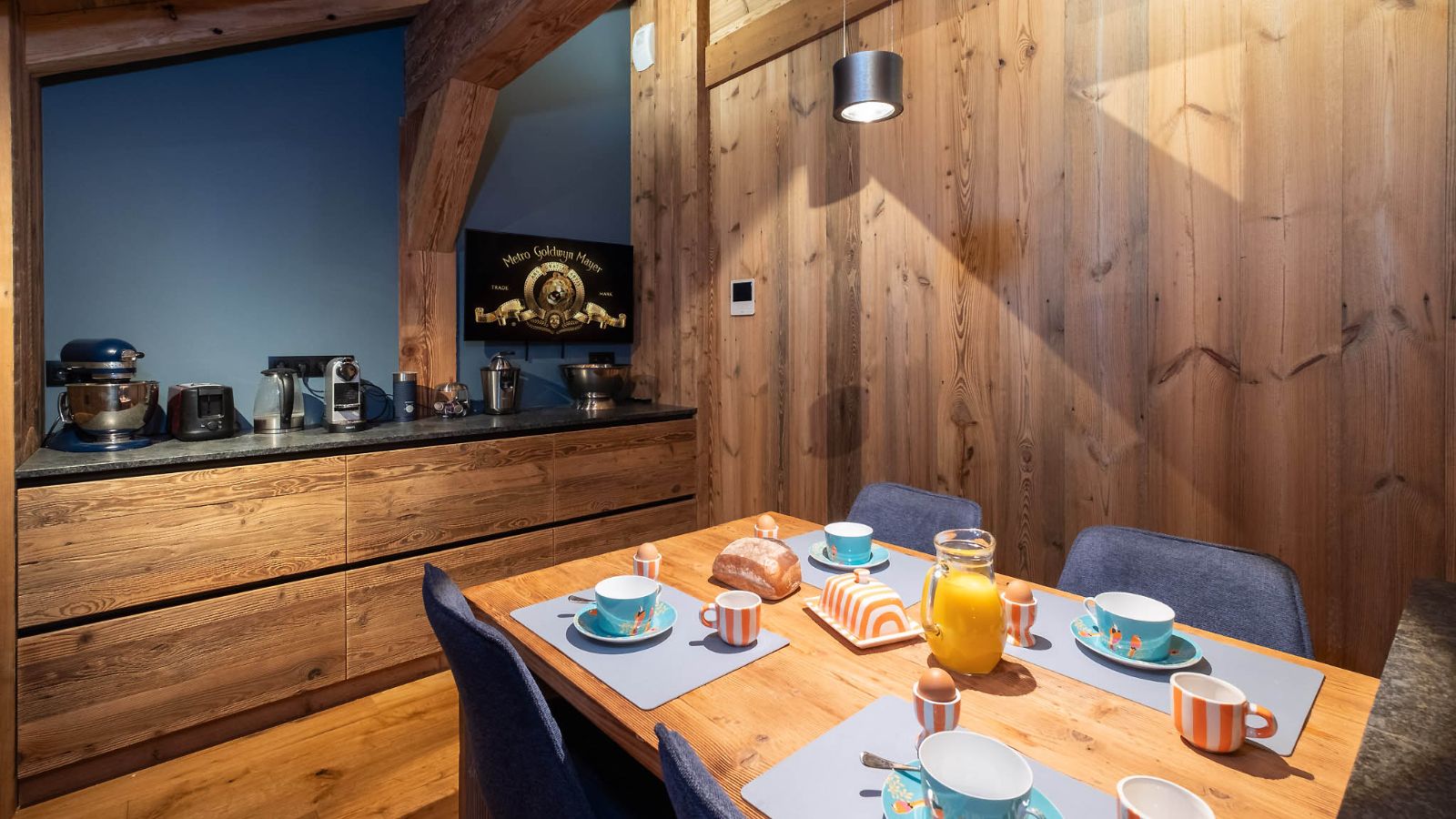 Luxury-Ski-Chalet-Meribel-Chalet-Kalinka-Oxford-Ski-Dining.JPG
