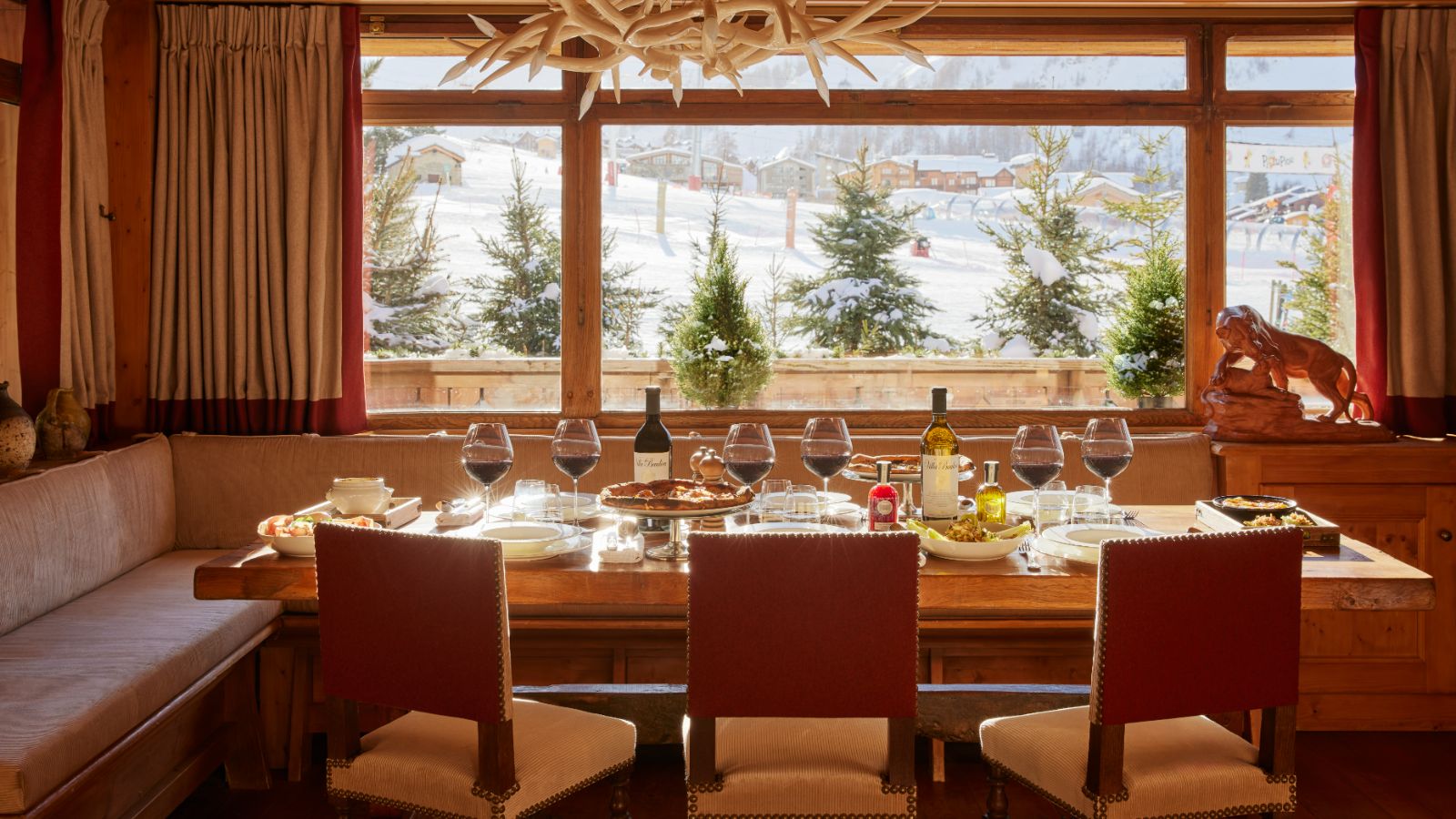 lu0ury-ski-chalets-val-disere-schuss-oxford-ski-living-dining.jpg