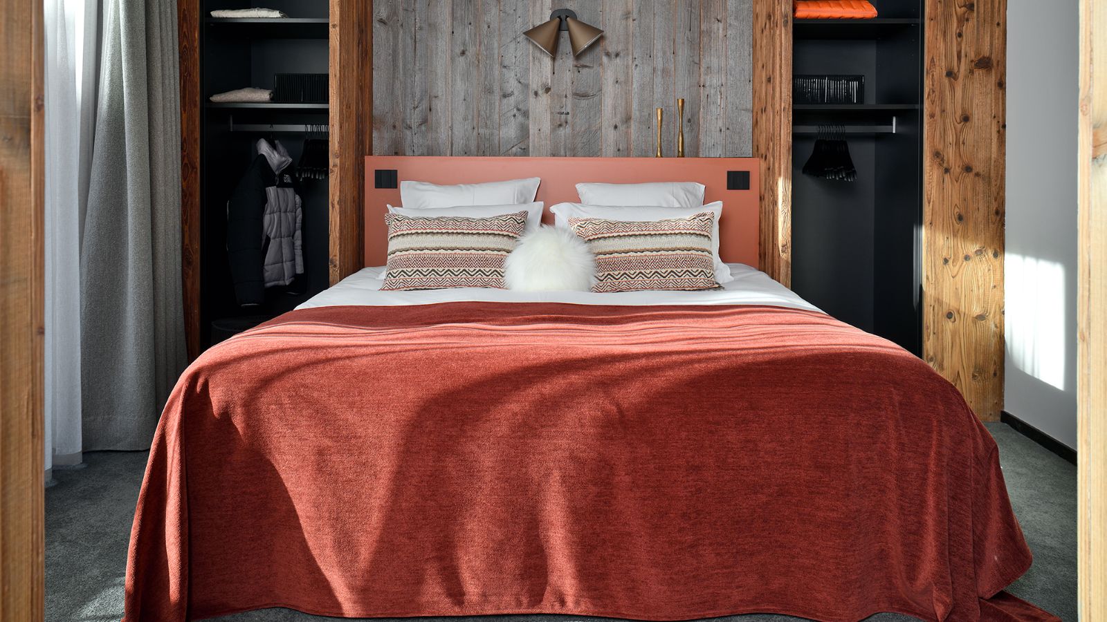 luxury-ski-chalets-meribel-black-peak-oxford-ski-bedroom (2).jpg