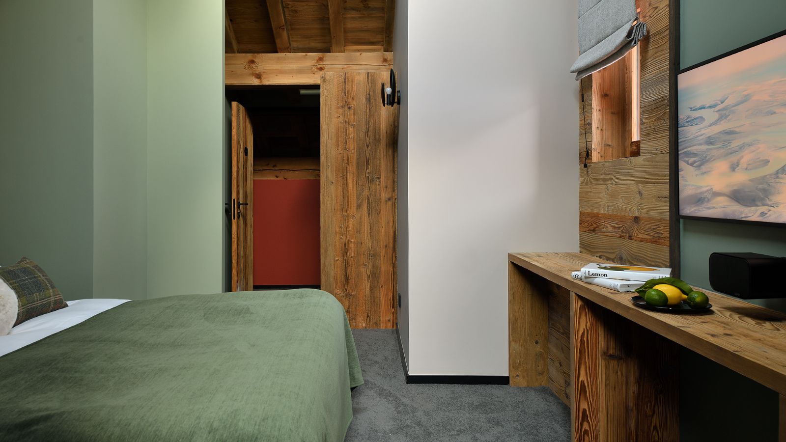 luxury-ski-chalets-meribel-black-peak-oxford-ski-bedroom (1).jpg