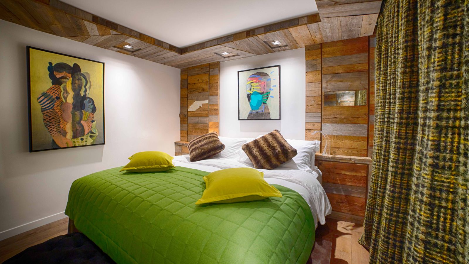 Luxuy-Ski-Chalet-Tignes-Cap-Crystal-Lodge-Oxford-Ski-Bedroom (2).jpg