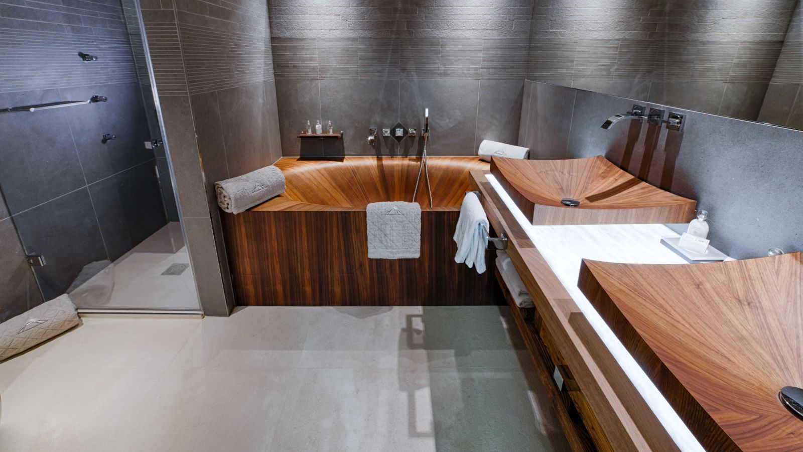 Luxuy-Ski-Chalet-Tignes-Cap-Crystal-Lodge-Oxford-Ski-Bedroom (3).jpg