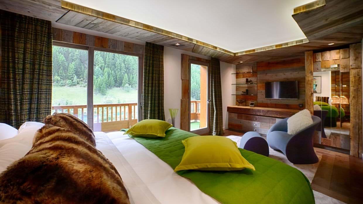 Luxuy-Ski-Chalet-Tignes-Cap-Crystal-Lodge-Oxford-Ski-Bedroom (8).jpg