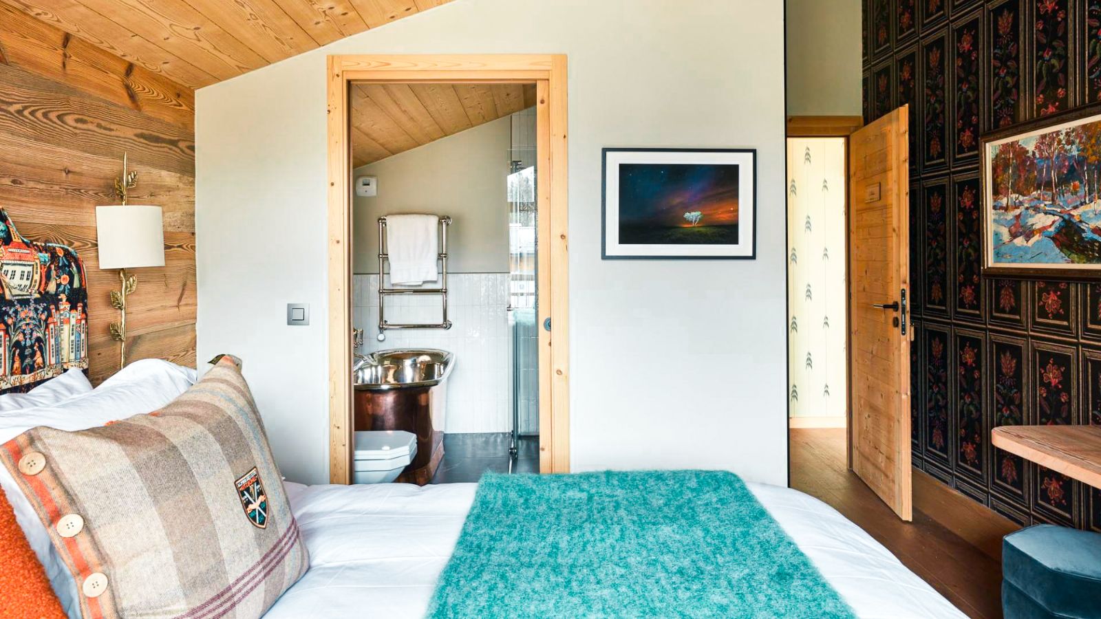 luxury-ski-chalets-chamonix-chalet-pogo-oxford-ski-bedroom5 (3).jpg