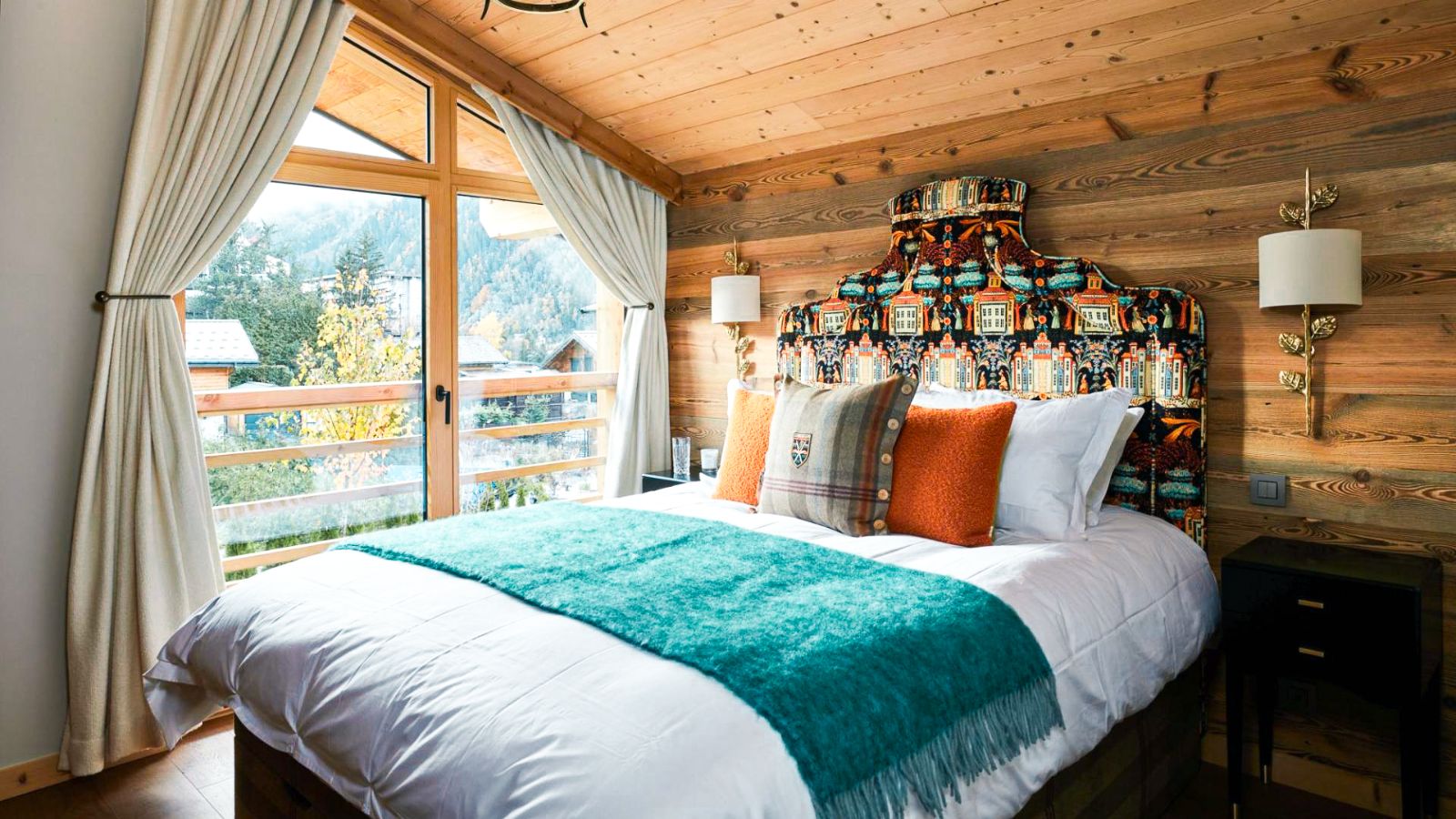 luxury-ski-chalets-chamonix-chalet-pogo-oxford-ski-bedroom5 (1).jpg