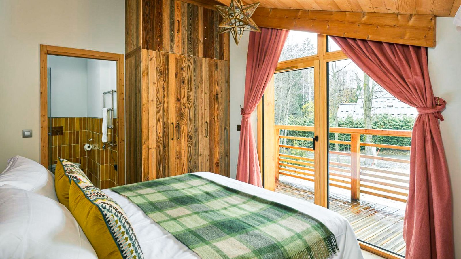 luxury-ski-chalets-chamonix-chalet-pogo-oxford-ski-bedroom2 (2).jpg