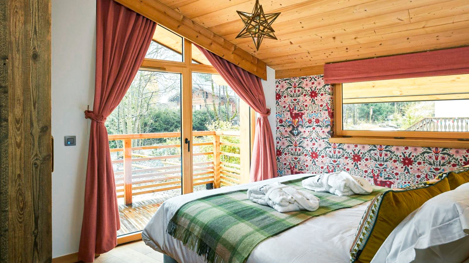 luxury-ski-chalets-chamonix-chalet-pogo-oxford-ski-bedroom2 (1).jpg
