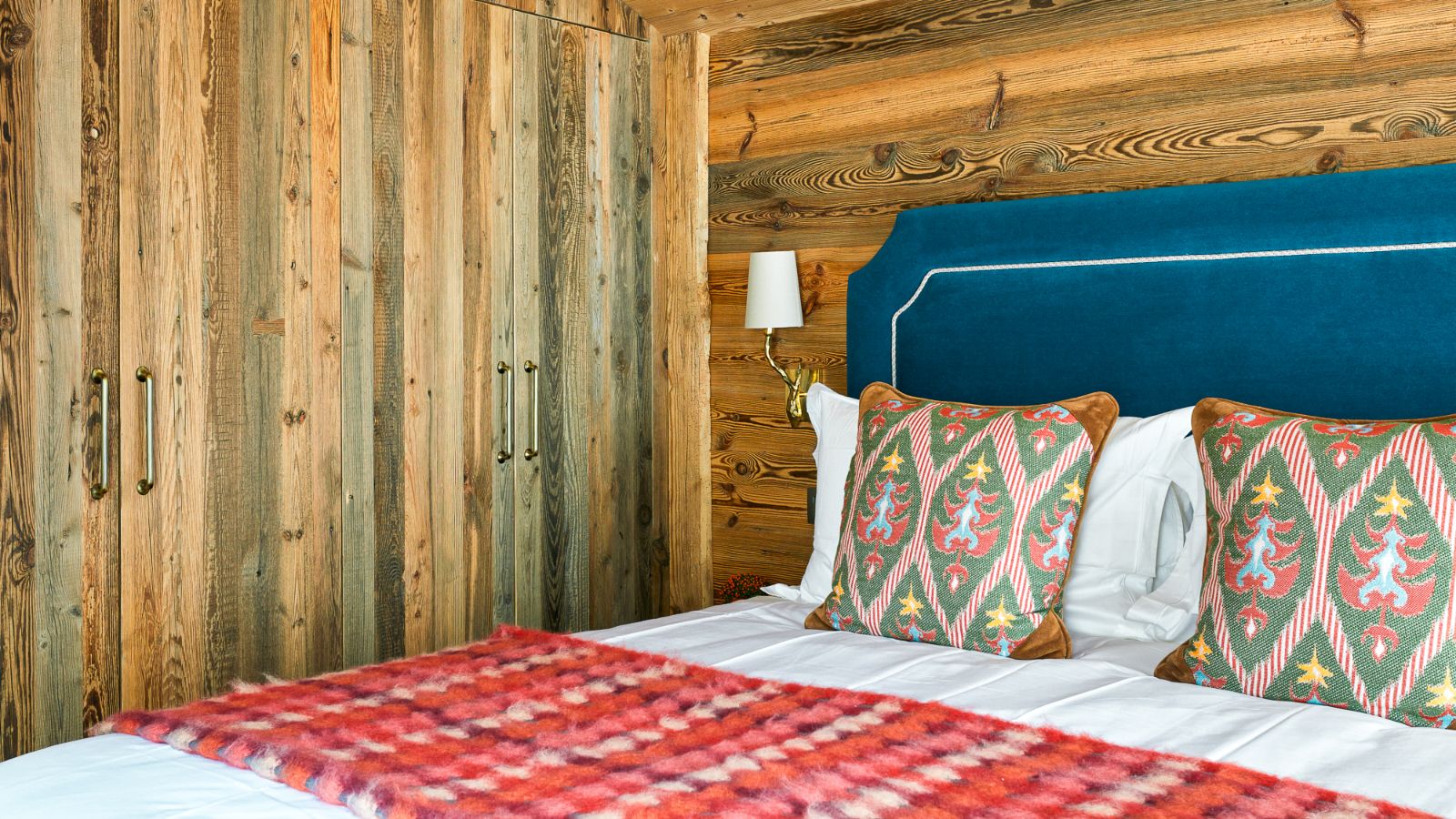 luxury-ski-chalets-chamonix-chalet-pogo-oxford-ski-bedroom4 (2).jpg