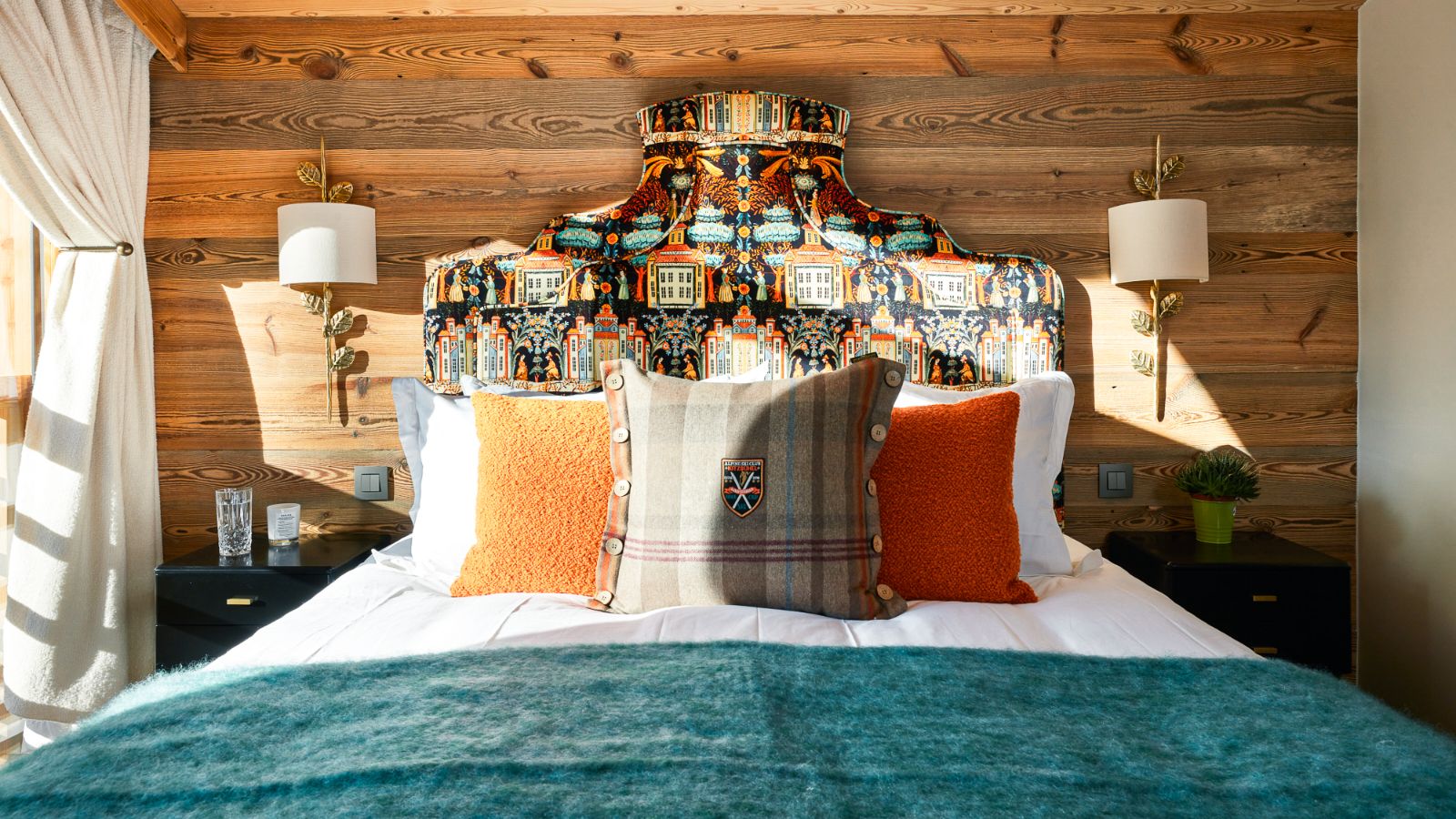 luxury-ski-chalets-chamonix-chalet-pogo-oxford-ski-bedroom5 (2).jpg