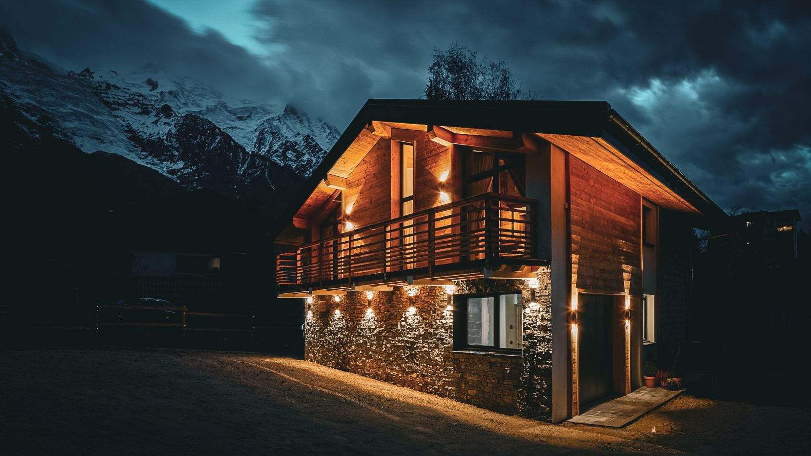 luxury-ski-chalets-chamonix-chalet-pogo-oxford-ski-exterior-night.jpg