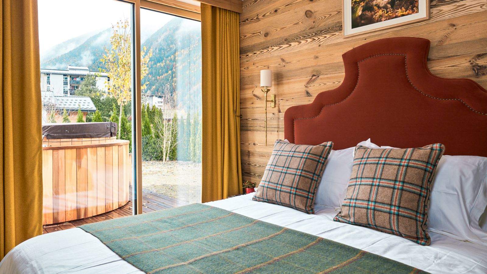 luxury-ski-chalets-chamonix-chalet-pogo-oxford-ski-bedroom1 (1).jpg