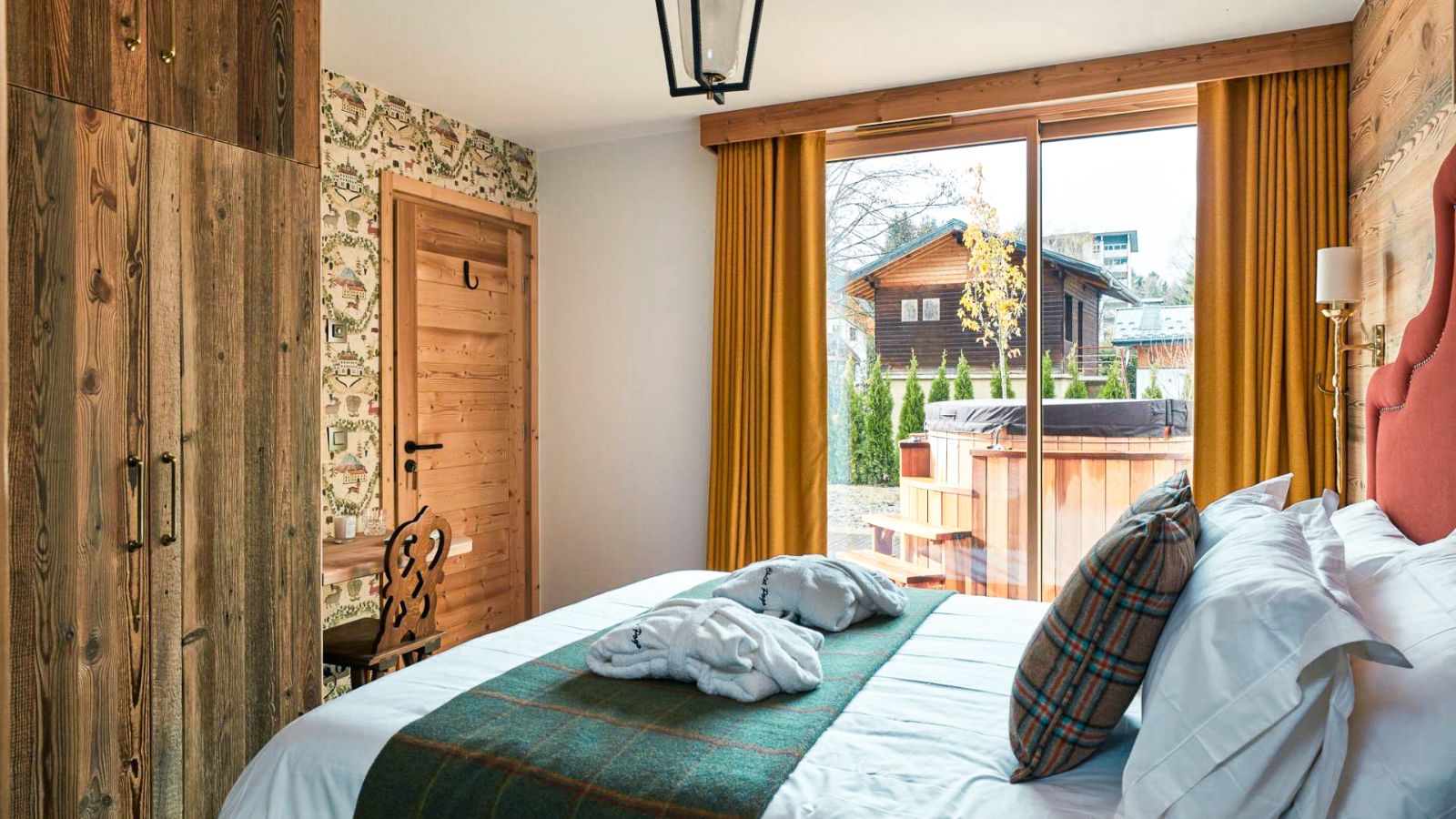 luxury-ski-chalets-chamonix-chalet-pogo-oxford-ski-bedroom1 (4).jpg