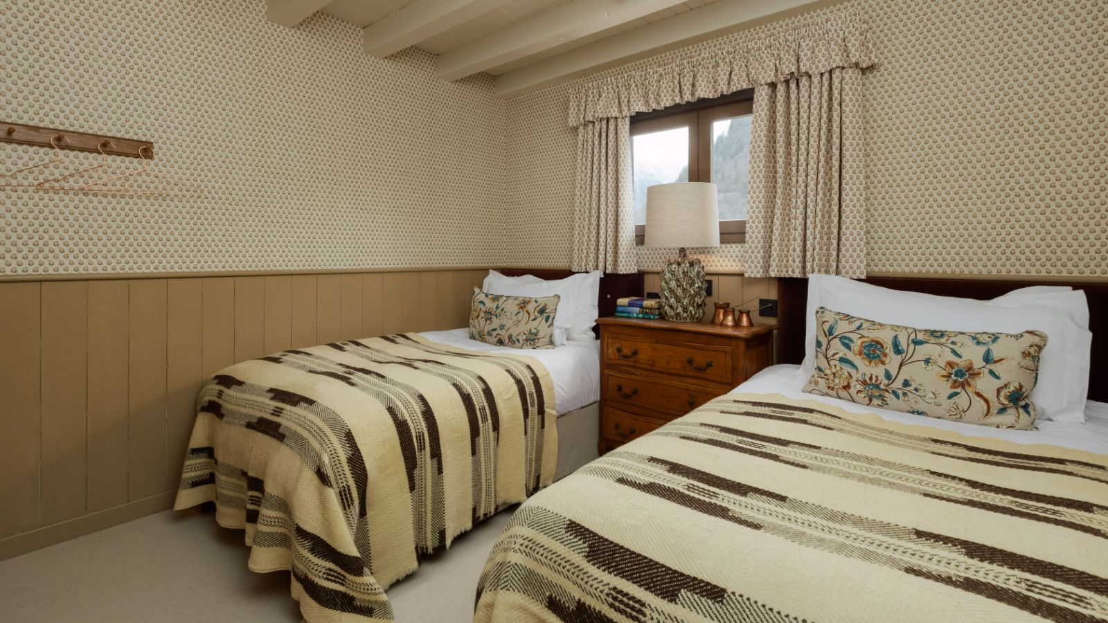 Luxury-Ski-Chalet-Morzine-Chalet-Sarcleret-Oxford-Ski-Bedroom (7).jpg