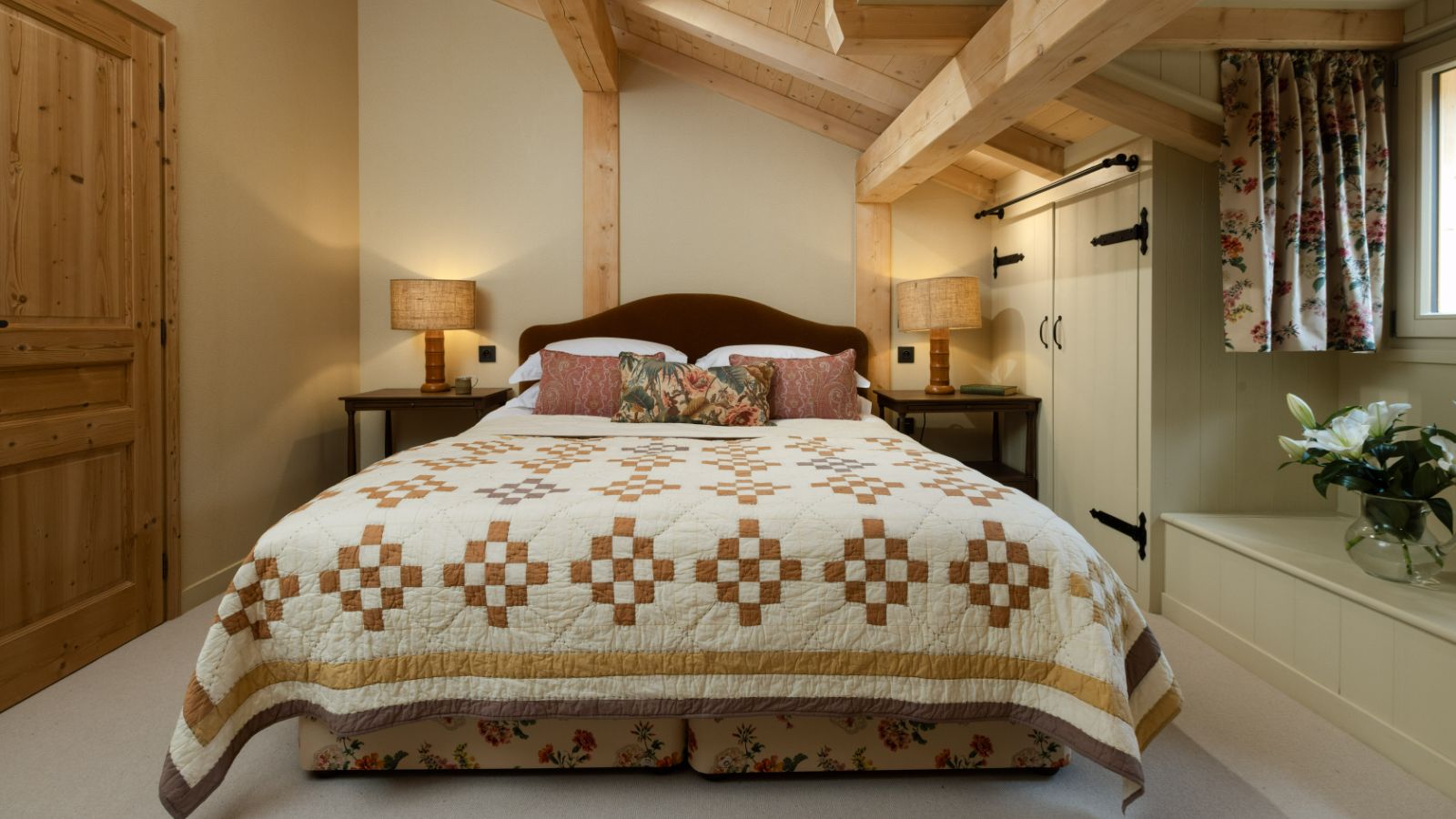 Luxury-Ski-Chalet-Morzine-Chalet-Sarcleret-Oxford-Ski-Bedroom (12).jpg