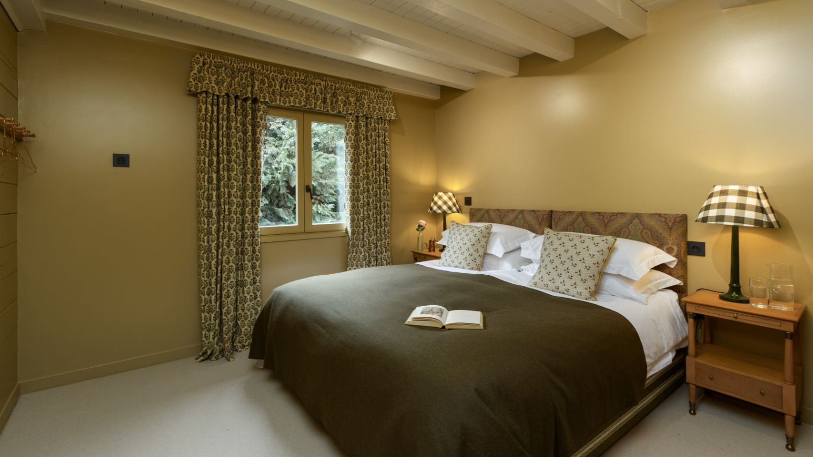 Luxury-Ski-Chalet-Morzine-Chalet-Sarcleret-Oxford-Ski-Bedroom (15).jpg