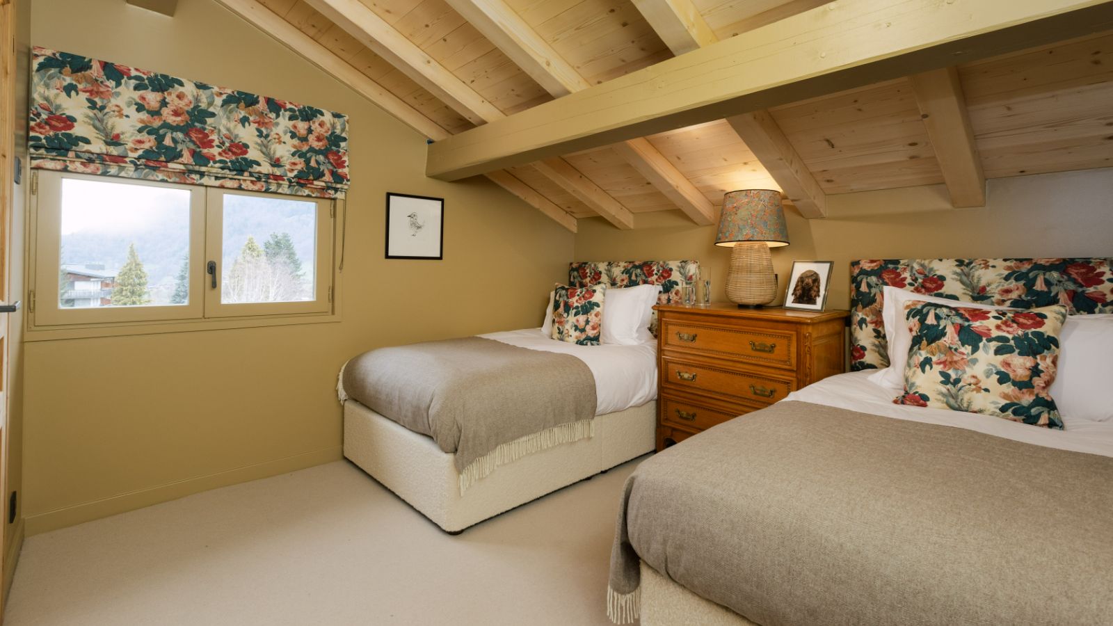 Luxury-Ski-Chalet-Morzine-Chalet-Sarcleret-Oxford-Ski-Bedroom (16).jpg