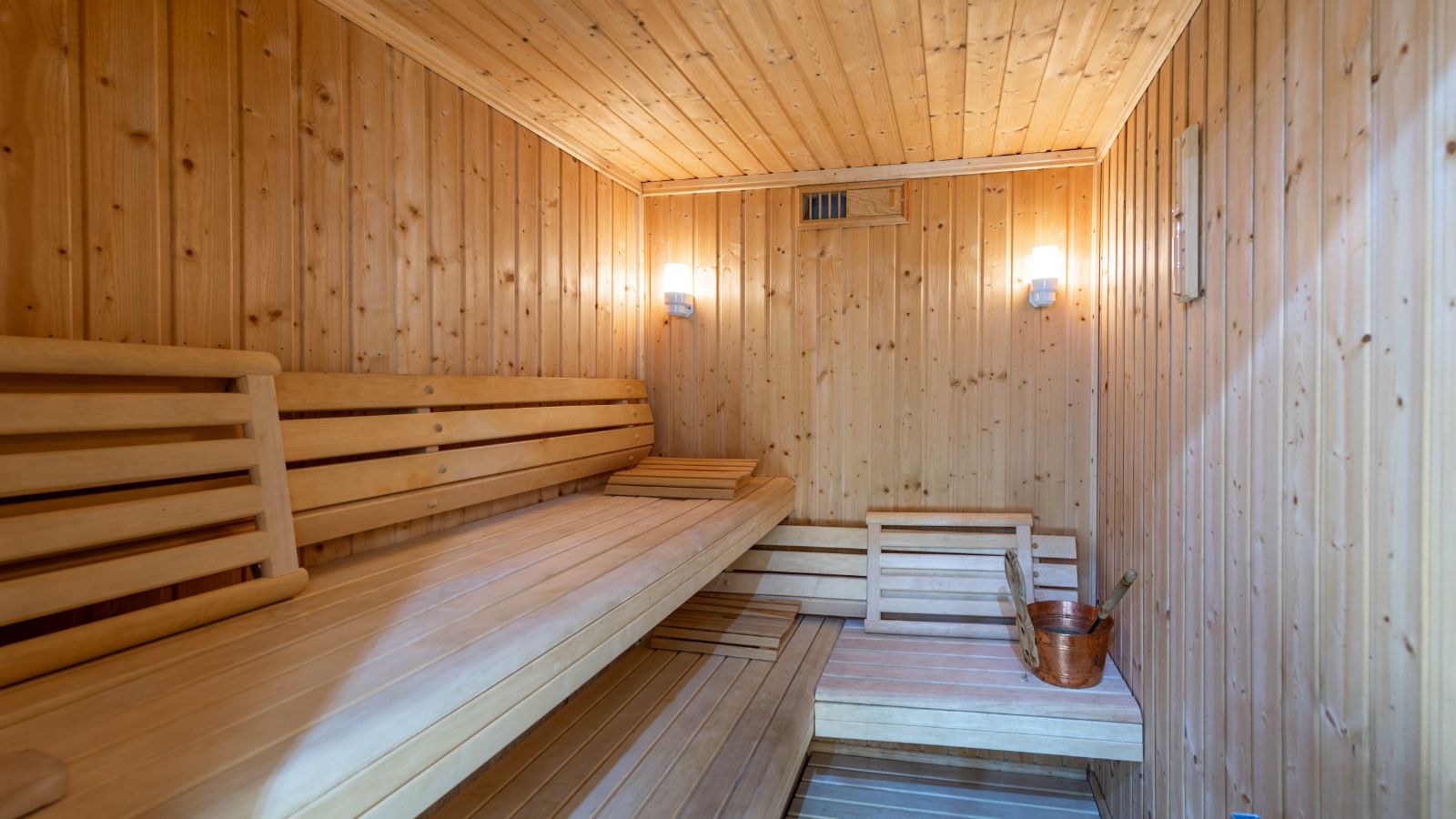 Luxury-Ski-Chalet-Courchevel-1850-Chalet-Jade-Oxford-Ski-Sauna.jpg