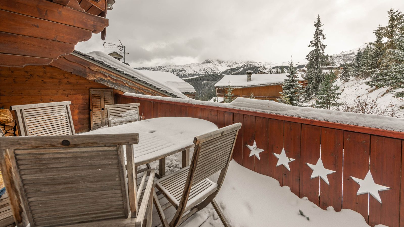 Luxury-Ski-Chalet-Courchevel-1850-Chalet-Jade-Oxford-Ski-Balcony.jpg