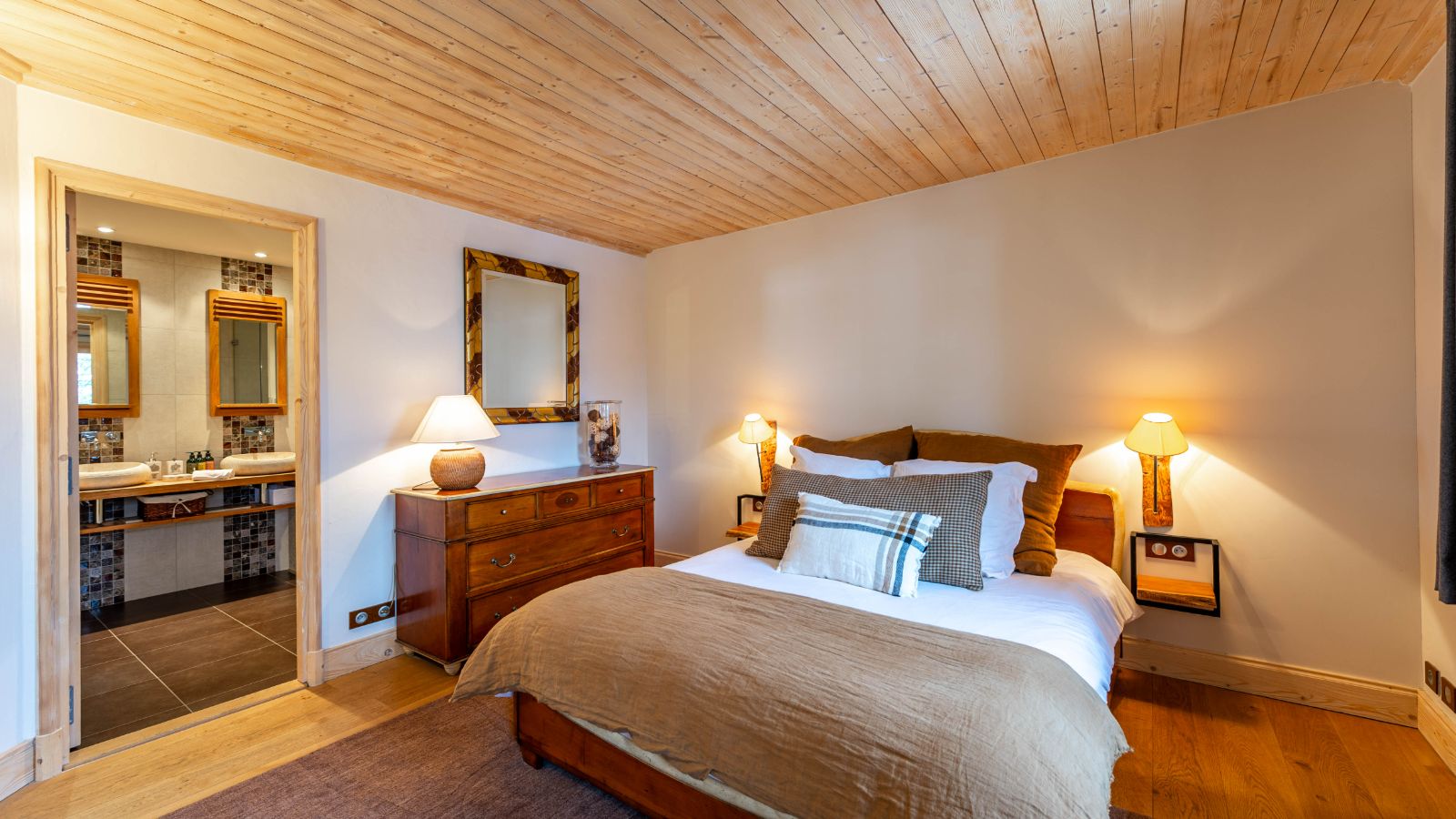 Luxury-Ski-Chalet-Courchevel-1850-Chalet-Jade-Oxford-Ski-Bedroom (8).jpg