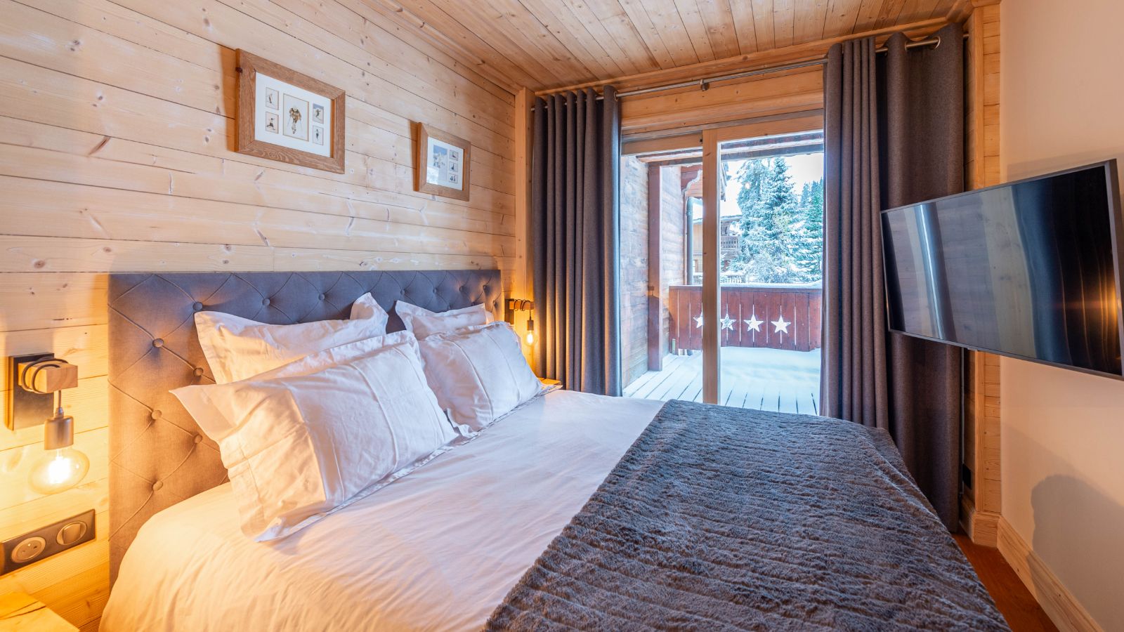 Luxury-Ski-Chalet-Courchevel-1850-Chalet-Jade-Oxford-Ski-Bedroom (9).jpg