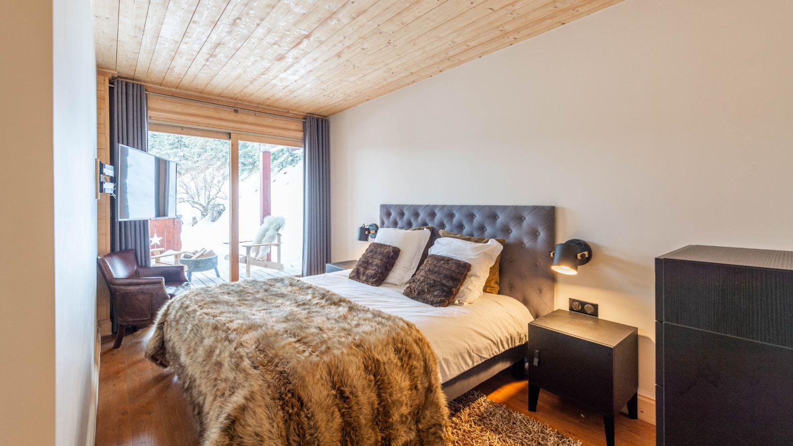 Luxury-Ski-Chalet-Courchevel-1850-Chalet-Jade-Oxford-Ski-Bedroom (10).jpg