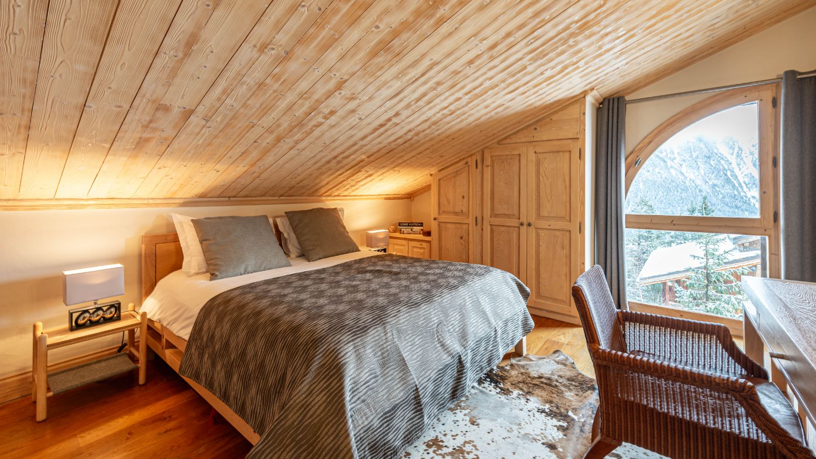 Luxury-Ski-Chalet-Courchevel-1850-Chalet-Jade-Oxford-Ski-Bedroom (12).jpg
