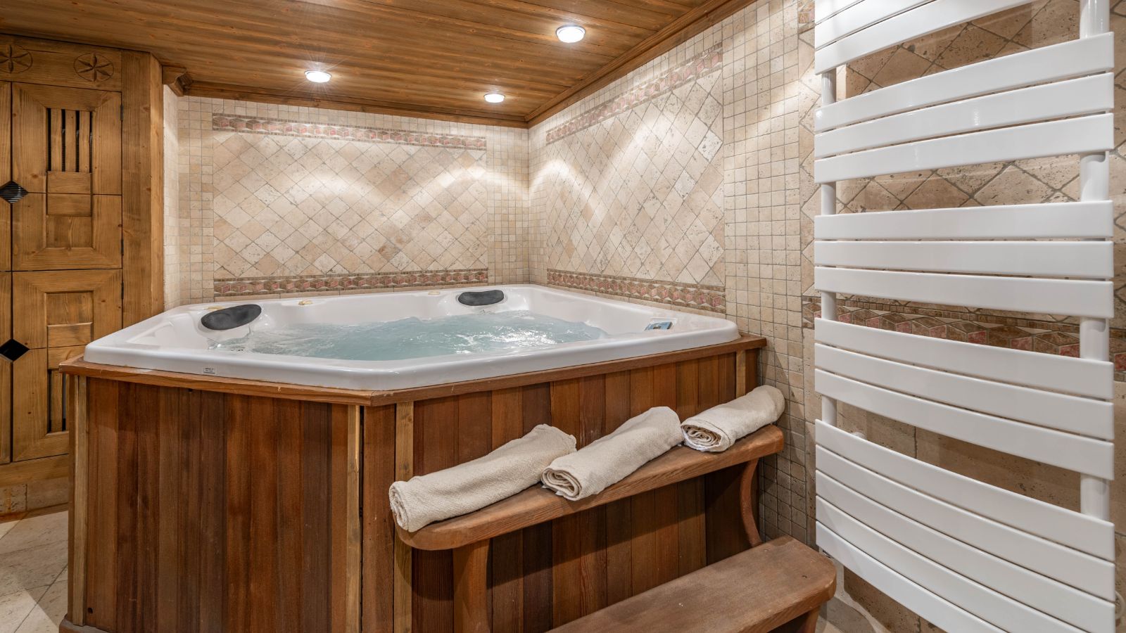 Luxury-Ski-Chalet-Courchevel-1850-Chalet-Jade-Oxford-Ski-Jacuzzi.jpg