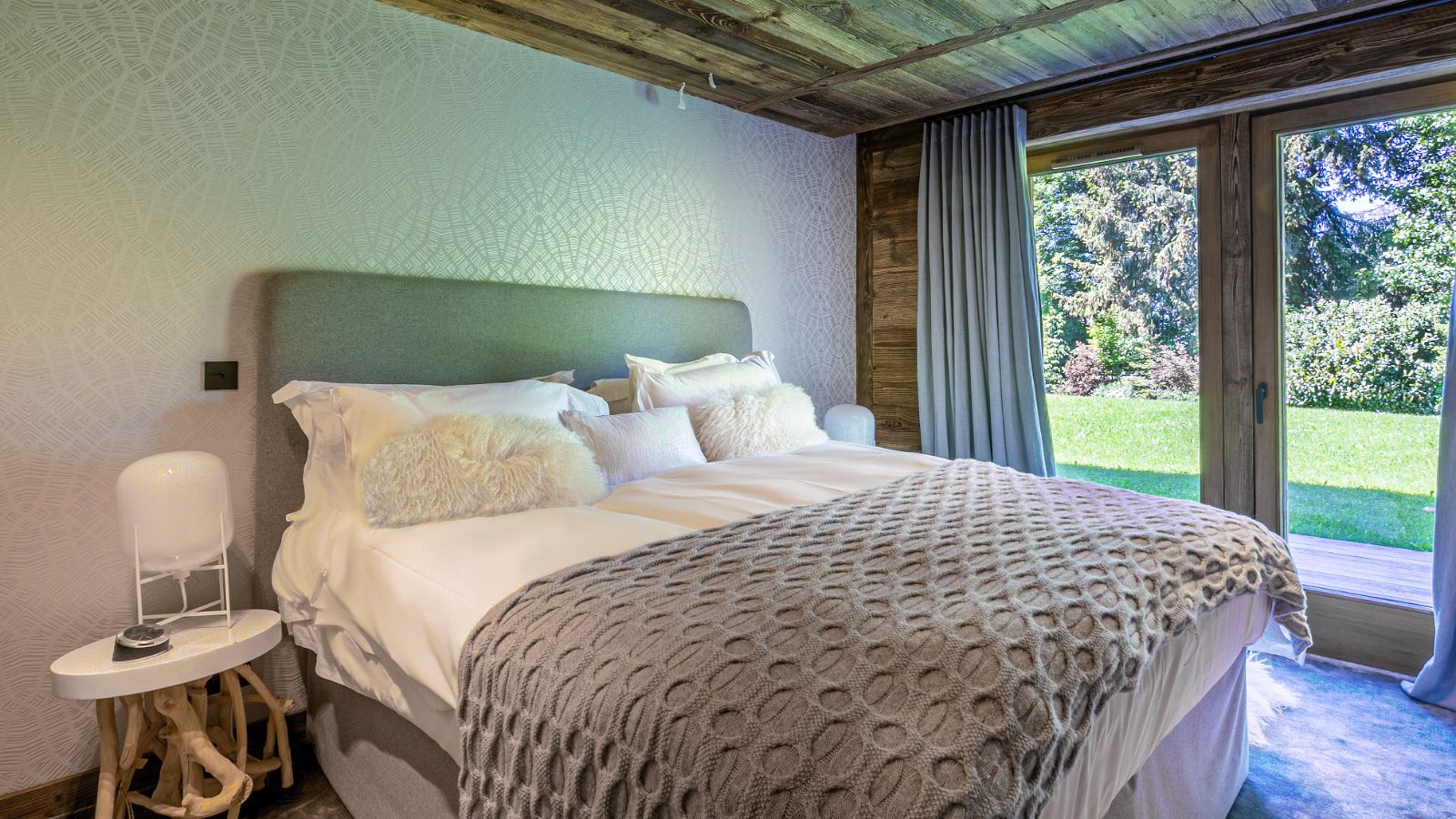 luxury-ski-chalets-megeve-echappee-darbois-oxford-ski-bedroom.jpg