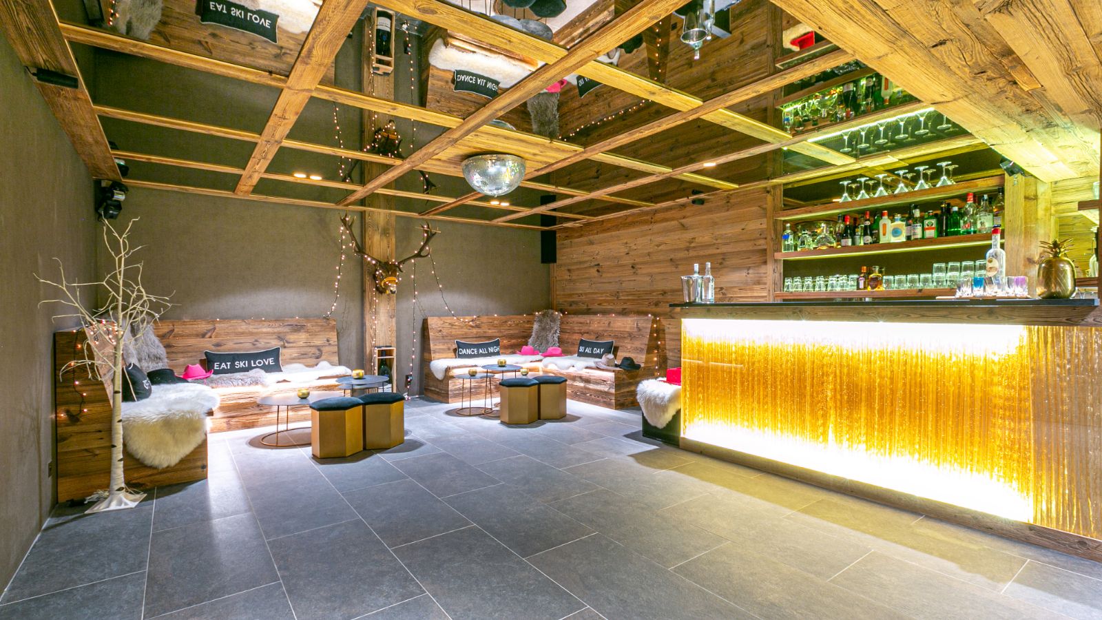 luxury-ski-chalets-megeve-echappee-darbois-oxford-ski-bar (2).jpg