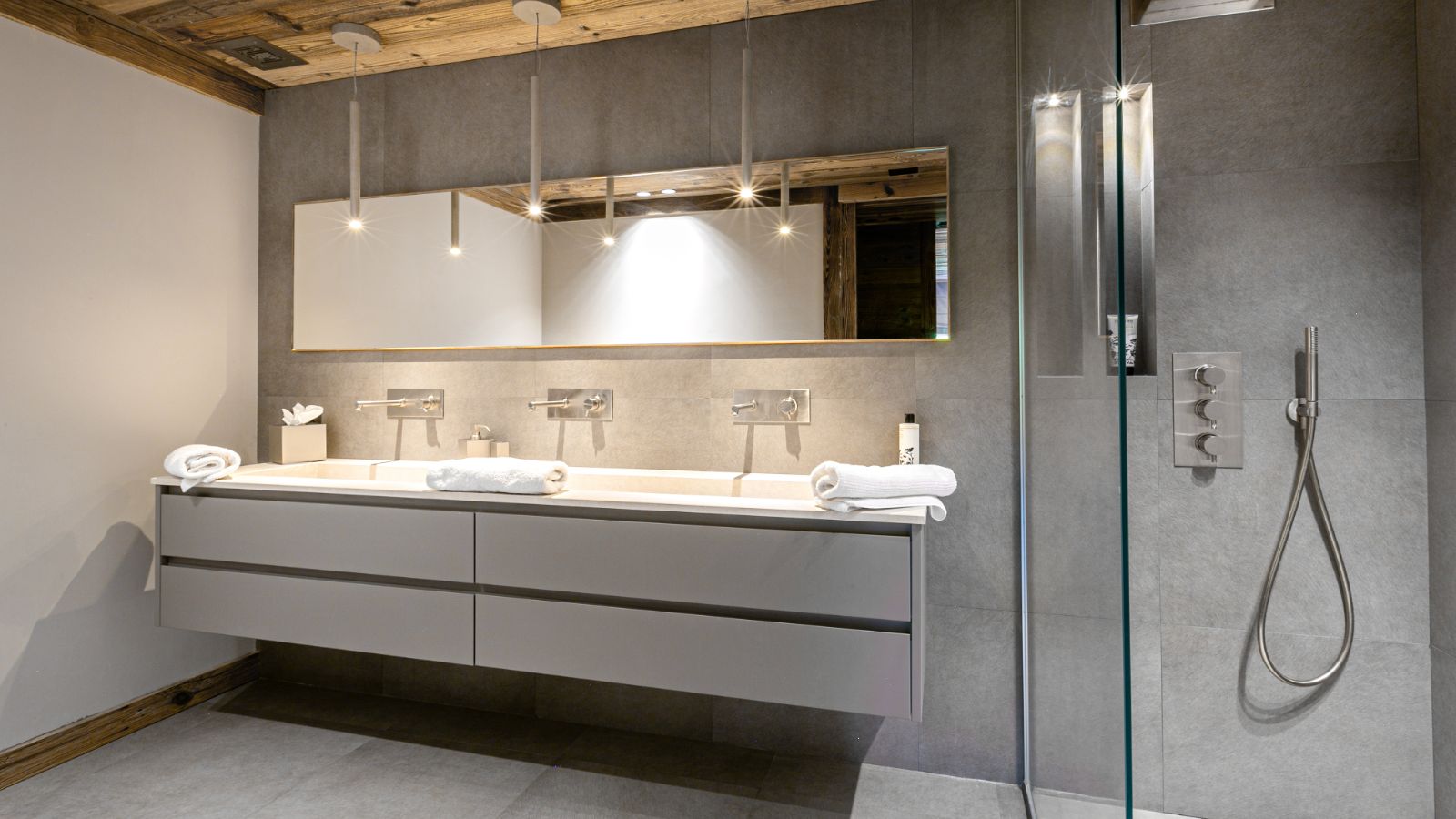 luxury-ski-chalets-megeve-echappee-darbois-oxford-ski-bathroom (2).jpg