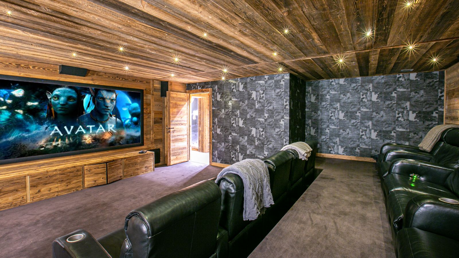 luxury-ski-chalets-megeve-echappee-darbois-oxford-ski-cinema (2).jpg