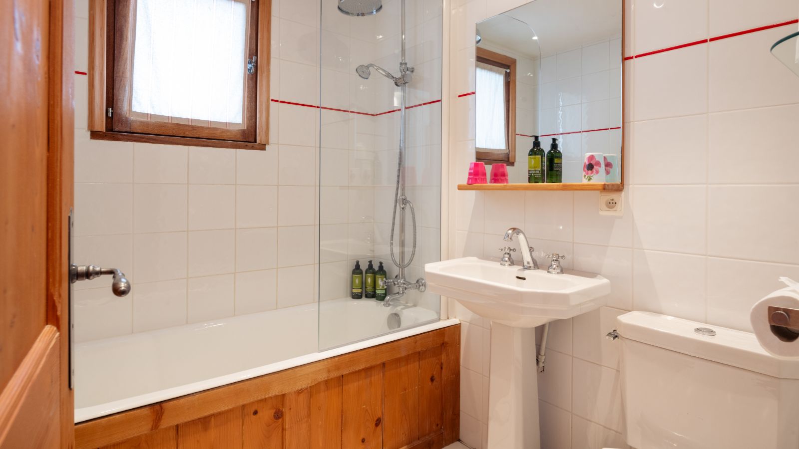 luxury-ski-chalet-meribel-tourterelle-oxford-ski-bathroom (2).jpg