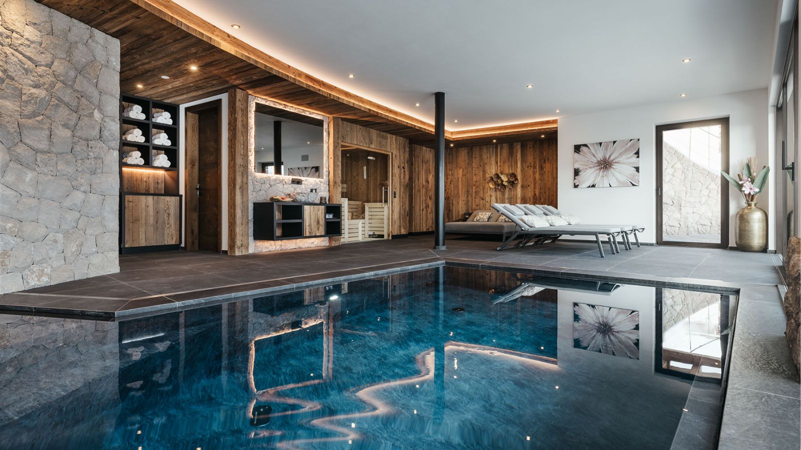 luxury-ski-chalets-val-gardena-lefiro-robin-oxford-ski-spa (2).jpg