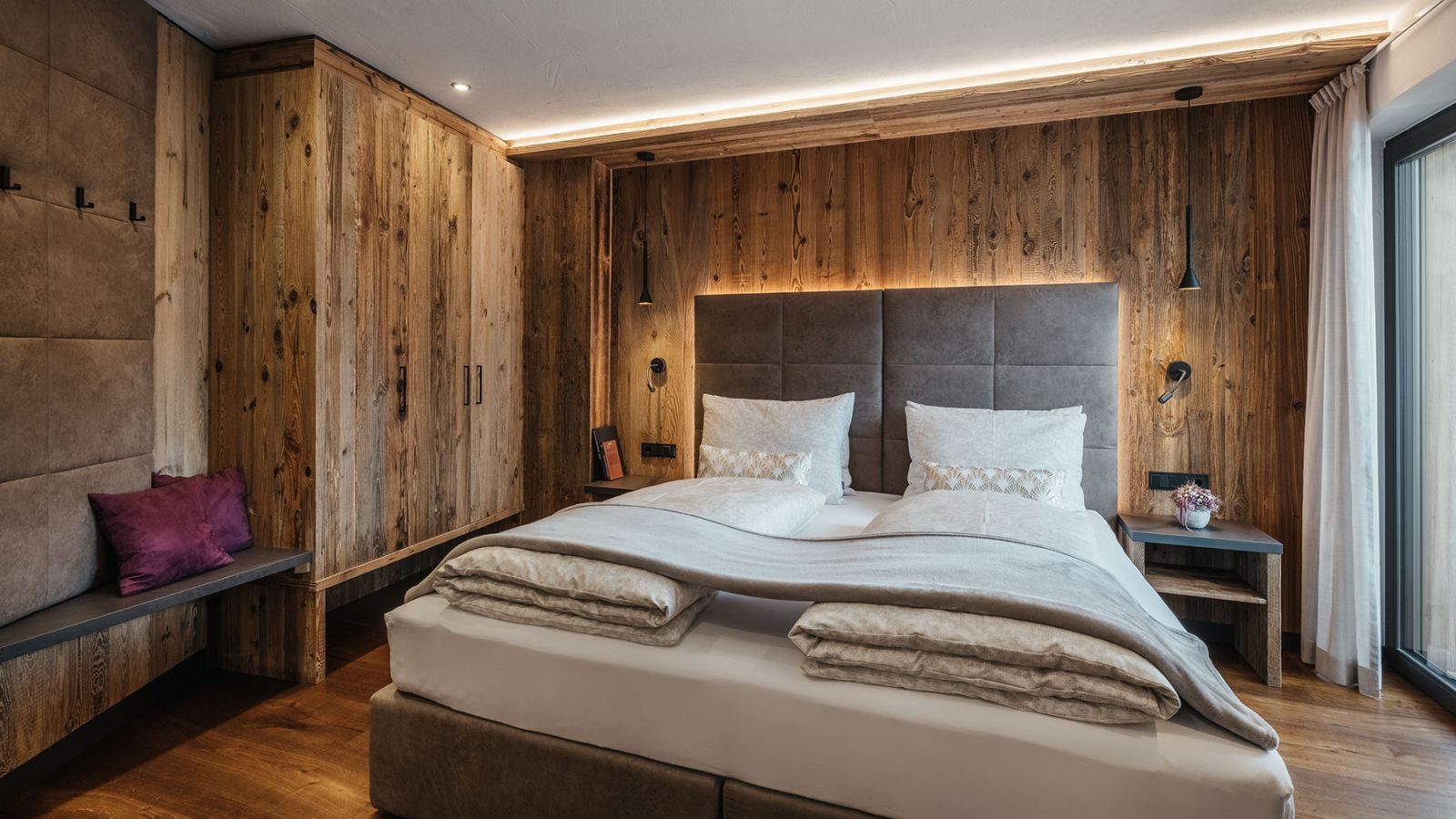 luxury-ski-chalets-val-gardena-lefiro-robin-oxford-ski-bedroom (2).jpg