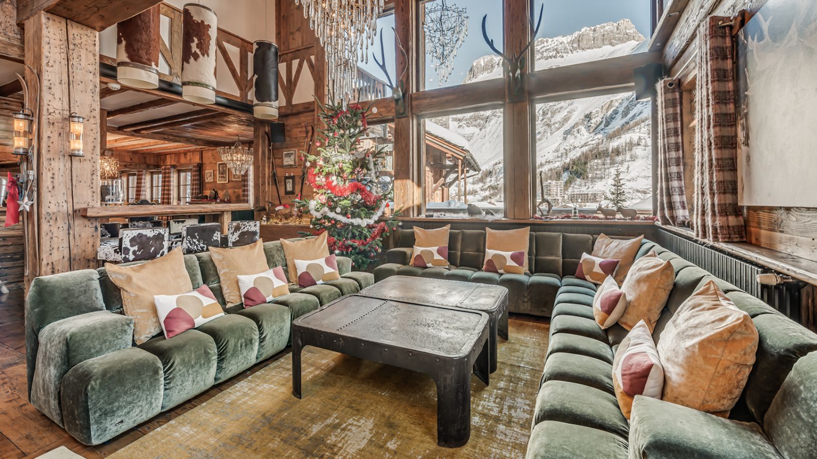 luxury-ski-chalets-val-disere-le-rocher-oxford-ski -living (1).jpg