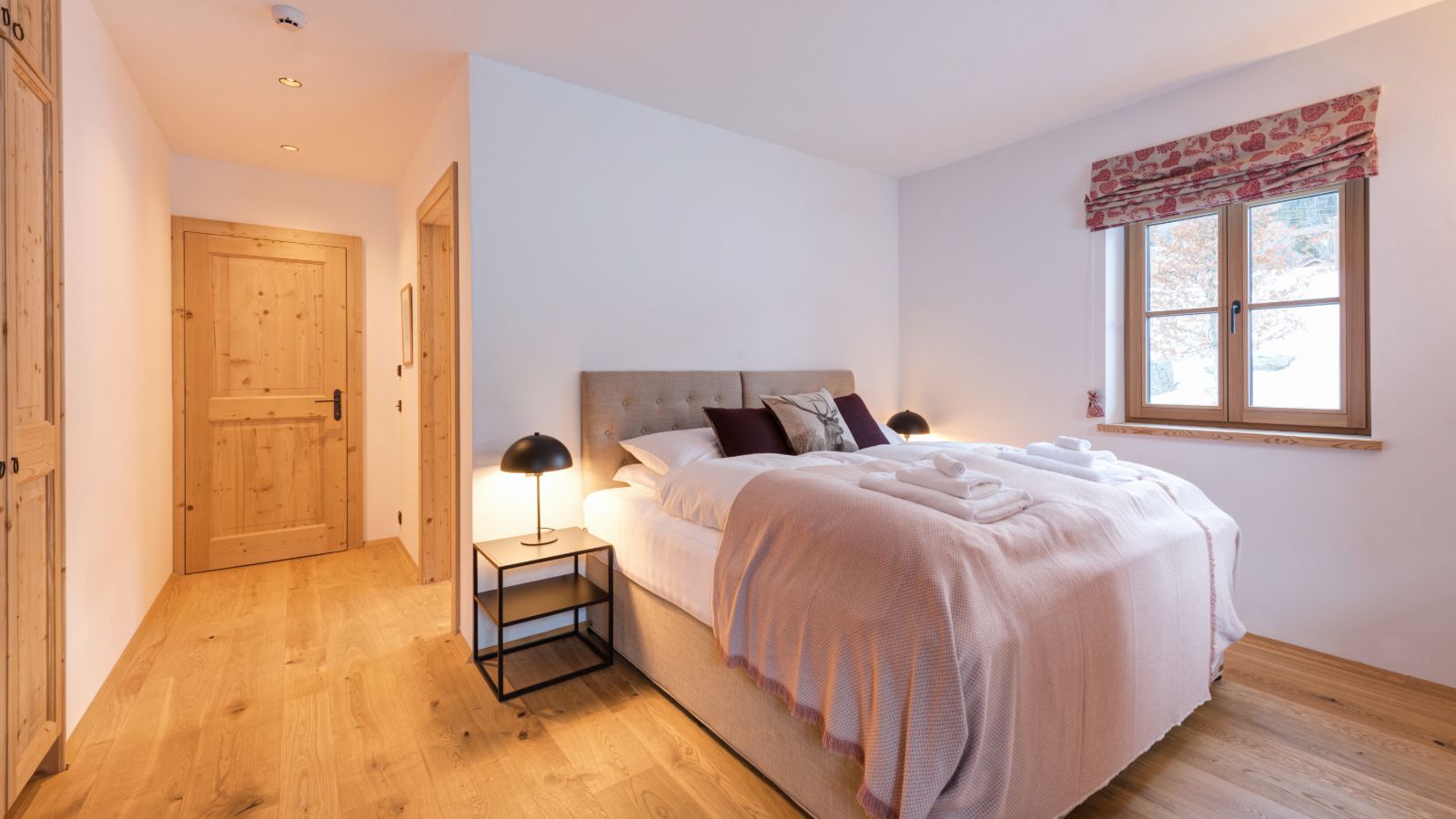 Luxury-Ski-Chalet-St-Anton-Chalet-Silver-Fox-1-Oxford-Ski-Bedroom (16).jpg