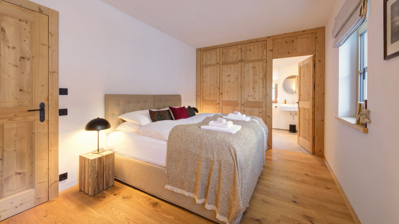 Luxury-Ski-Chalet-St-Anton-Chalet-Silver-Fox-1-Oxford-Ski-Bedroom (17).jpg