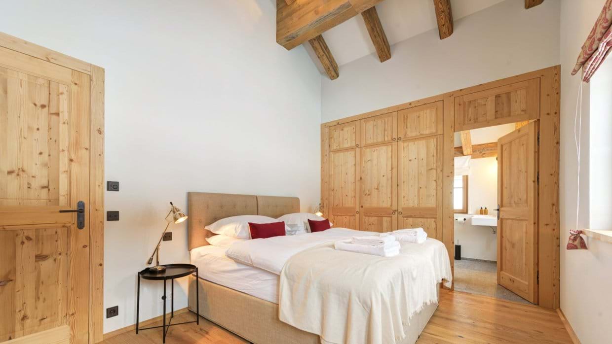 Luxury-Ski-Chalet-St-Anton-Chalet-Silver-Fox-3-Oxford-Ski-Bedroom (7).jpg