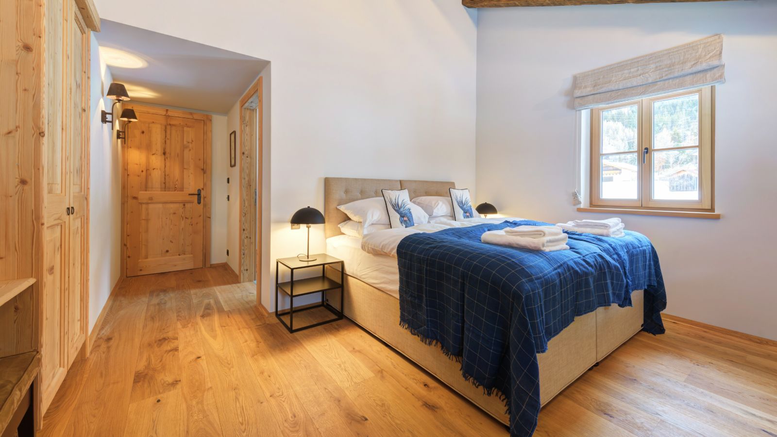 Luxury-Ski-Chalet-St-Anton-Chalet-Silver-Fox-3-Oxford-Ski-Bedroom (8).jpg