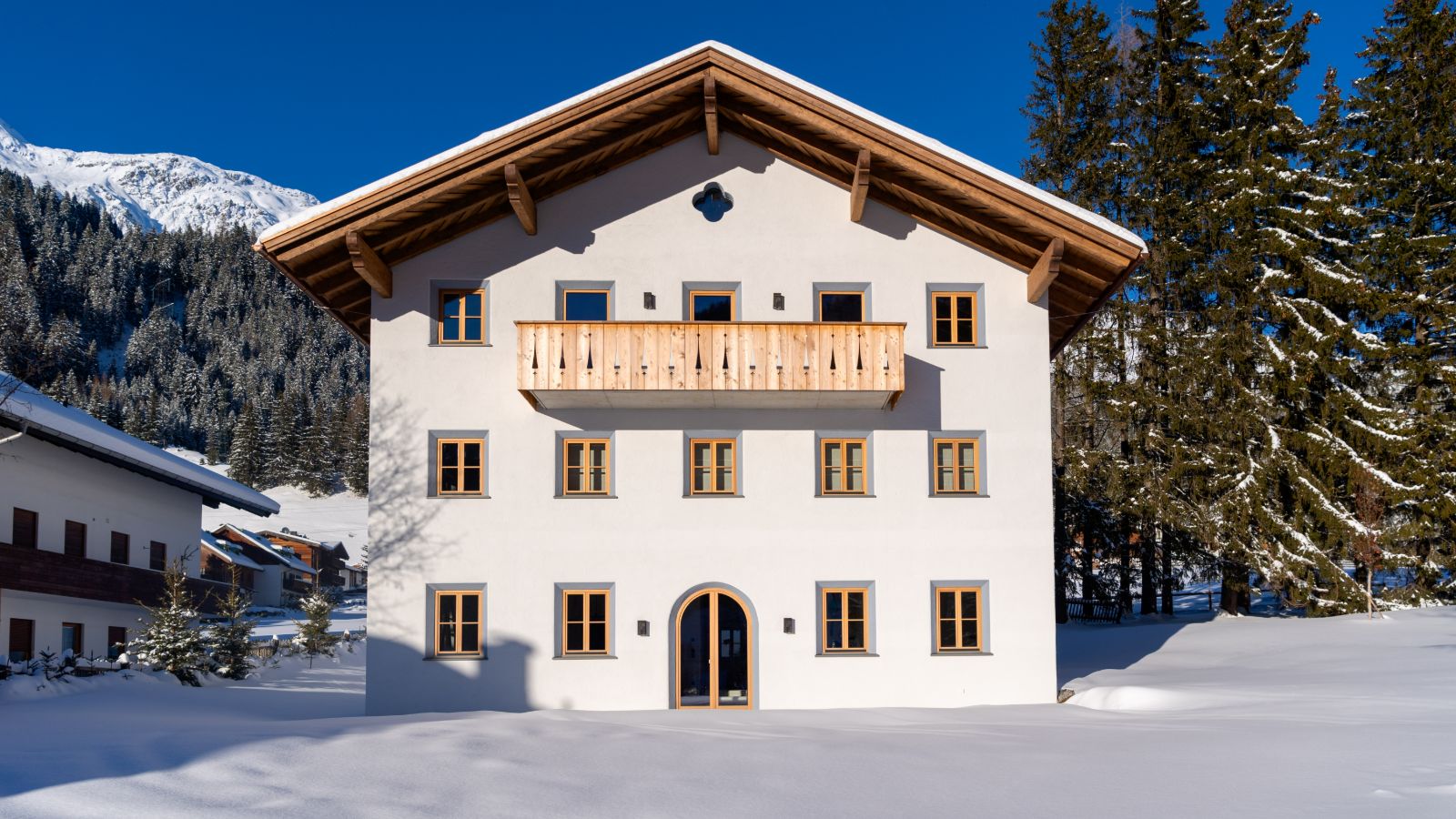 Luxury-Ski-Chalet-St-Anton-Chalet-Silver-Fox-3-Oxford-Ski-Exterior2.jpg